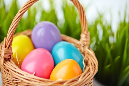 Wielkanocny koszyk z jajkami