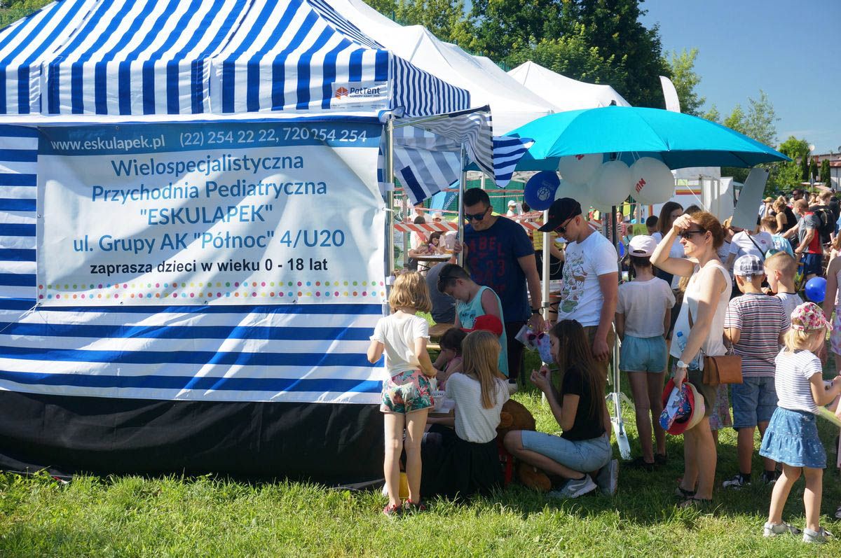 Stoisko Przychodni Pediatrycznej ESKULAPEK na Mokotowie w Warszawie podczas festynu sąsiedzkiego na Siekierkach