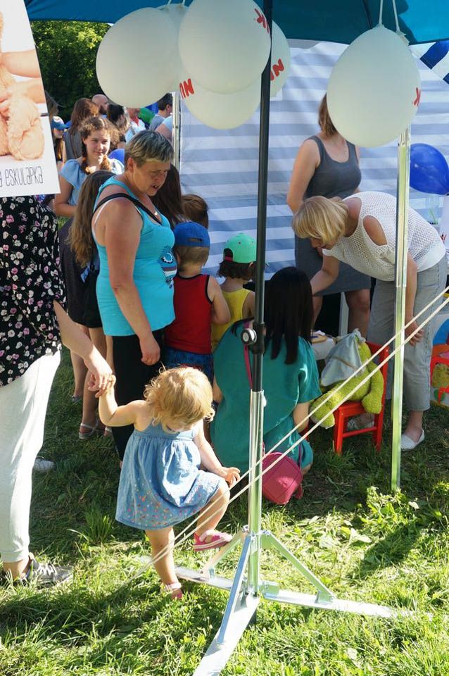 Kolejka dzieci do namiotu przychodni pediatrycznej Eskulapek podczas festynu na Mokotowie w Warszawie w czerwcu 2019 roku