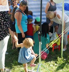 Miniatura: Kolejka dzieci do namiotu przychodni pediatrycznej Eskulapek podczas festynu na Mokotowie w Warszawie w czerwcu 2019 roku
