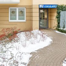 Miniatura zdjęcia: Wejście do przychodni pediatrycznej na Mokotowie w Warszawie w porze zimowej