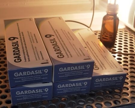 Szczepionka Gardasil 9 w lodówce przychodni Eskulapek na Mokotowie w Warszawie